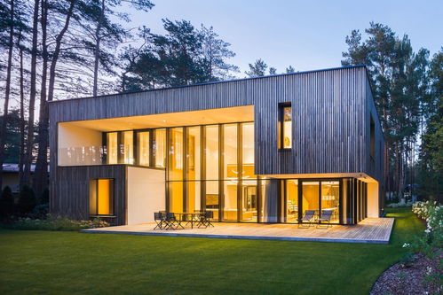 立陶宛Smilg住宅 融于自然的玻璃车库与汽车陈列美学